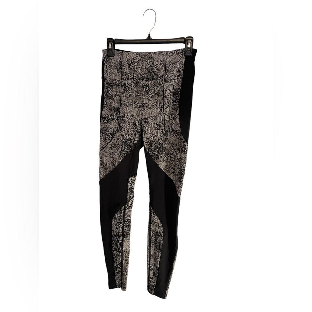 Women’s Lululemon workout leggings size 8. Black and white snake print.